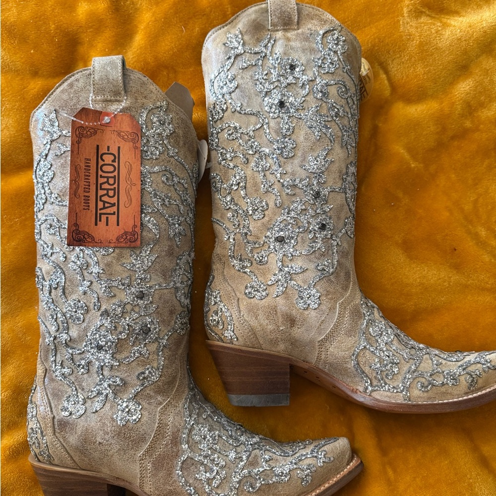 Corral Women's Tan and Silver Embroidered Boots NWT Stunning boots Sz 8